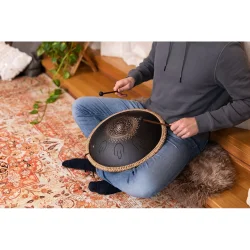 Meinl Sonic Energy OSTD1BKE 16" Oktav Steel Tongue Drum (D Kurd, laserbehandlet blomsterdesign, sort) inkl taske &amp; k�ller