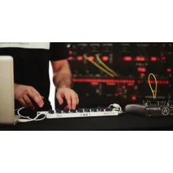 ARTURIA BeatStep USB/MIDI/CV/Gate Step-Sequencer Og Pad-Controller m/16 Pads &amp; 16 Drejecontrollere