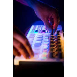 ARTURIA BeatStep Pro MIDI/CV/Gate Step-Sequencer &amp; MIDI-Controller m/3 Sequencersektioner, 16 Pads &amp; 16 Drejecontrollere