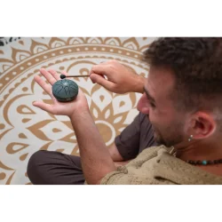 Meinl Sonic Energy PSTD4DGGOL 3" Pocket Steel Tongue Tromme (A-dur, 6 toner, 440 Hz, m�rkegr�n, Germ of Life)