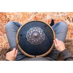 Meinl Sonic Energy OSTD2NBE 16" Oktav Steel Tongue Drum (D Amara, laserbehandlet blomsterdesign, marinebl�) inkl. taske &amp; k�ller 
