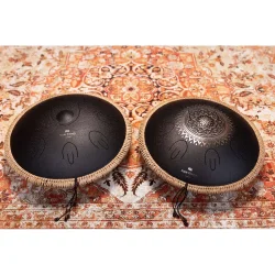 Meinl Sonic Energy OSTD1BKE 16" Oktav Steel Tongue Drum (D Kurd, laserbehandlet blomsterdesign, sort) inkl taske &amp; k�ller