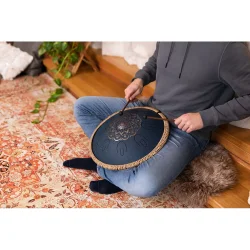 Meinl Sonic Energy OSTD2NBE 16" Oktav Steel Tongue Drum (D Amara, laserbehandlet blomsterdesign, marinebl�) inkl. taske &amp; k�ller 