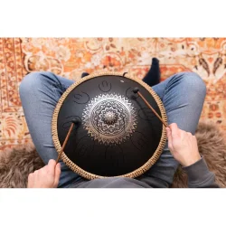 Meinl Sonic Energy OSTD1BKE 16" Oktav Steel Tongue Drum (D Kurd, laserbehandlet blomsterdesign, sort) inkl taske &amp; k�ller