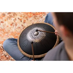 Meinl Sonic Energy OSTD1BKE 16" Oktav Steel Tongue Drum (D Kurd, laserbehandlet blomsterdesign, sort) inkl taske &amp; k�ller