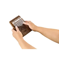 Meinl Sonic Energy KL1001TOL Solid Tree Of Life Kalimba C Dur 10 Noder (Sort Valn�d) inkl. tilbeh�r
