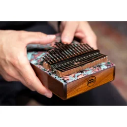 Meinl Percussion KA17CR Lydhul Design Serien Kalimba C Dur 17 Noder (Coral Reef) inkl. tilbeh�r