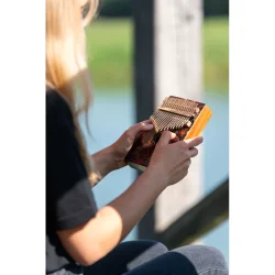 Meinl Percussion KA17LV Lydhul Design Serien Kalimba C Dur 17 Noder (Lava) inkl. tilbeh�r