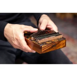 Meinl Percussion KA17LV Lydhul Design Serien Kalimba C Dur 17 Noder (Lava) inkl. tilbeh�r