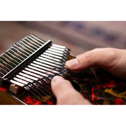 Meinl Percussion KA17LV Lydhul Design Serien Kalimba C Dur 17 Noder (Lava) inkl. tilbeh�r