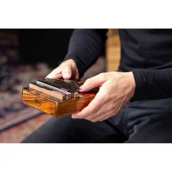 Meinl Percussion KA17LV Lydhul Design Serien Kalimba C Dur 17 Noder (Lava) inkl. tilbeh�r