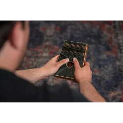 Ortega OKB4-MBK Akustisk Lydhul Kalimba C Dur 17 Noder (Akacie - Sort Sparkle) inkl.