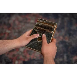 Ortega OKB4-MBK Akustisk Lydhul Kalimba C Dur 17 Noder (Akacie - Sort Sparkle) inkl.