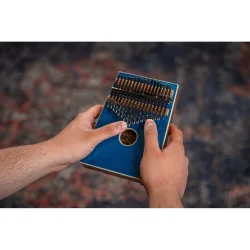 Ortega OKB4-MBL Akustisk Lydhul Kalimba C Dur 17 Noder (Akacie - Bl� Sparkle) inkl. tilbeh�r