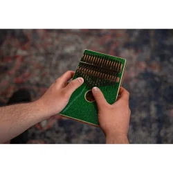 Ortega OKB4-MGR Akustisk Lydhul Kalimba C Dur 17 Noder (Akacie - Gr�n Sparkle) inkl. tilbeh�r