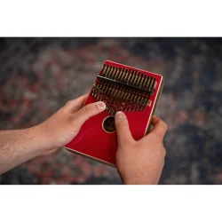 Ortega OKB4-MRD Akustisk Lydhul Kalimba C Dur 17 Noder (Akacie - R�d Sparkle) inkl. tilbeh�r