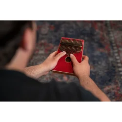 Ortega OKB4-MRD Akustisk Lydhul Kalimba C Dur 17 Noder (Akacie - R�d Sparkle) inkl. tilbeh�r