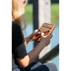 Meinl Percussion PKA17AW Solid Kalimba m/pickup C dur 17 Noder (Amerikansk Valn�d) inkl. tilbeh�r