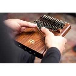Meinl Percussion PKA17AW Solid Kalimba m/pickup C dur 17 Noder (Amerikansk Valn�d) inkl. tilbeh�r