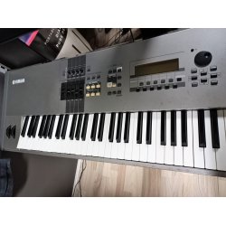 Brugt Yamaha Motif 8 Workstation med 88 tangenter, inkl. hardcase