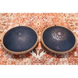 Meinl Sonic Energy OSTD2NBE 16" Oktav Steel Tongue Drum (D Amara, laserbehandlet blomsterdesign, marinebl�) inkl. taske &amp; k�ller 