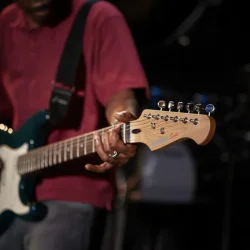 Donner DST-400B Elektrisk Guitar inkl. taske &amp; tilbeh�r (M�rkegr�n)