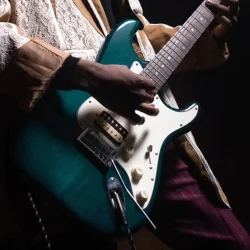 Donner DST-400B Elektrisk Guitar inkl. taske &amp; tilbeh�r (M�rkegr�n)