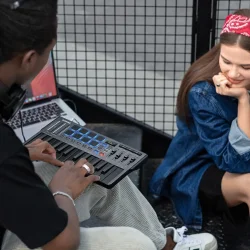 Donner DMK-25 Pro MIDI Keyboard m/25 velocityf�lsomme mini tangenter &amp; 8 anslagsf�lsomme RGB-pads 