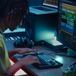 Donner DMK-25 Pro MIDI Keyboard m/25 velocityf�lsomme mini tangenter &amp; 8 anslagsf�lsomme RGB-pads 