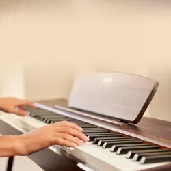 Donner DDP-80 Digital Klaver (88 fuldt v�gtede hammer-action tangenter) inkl. tripel-pedal (valn�d)