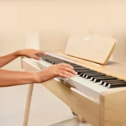 Donner DDP-80 Digital Klaver (88 fuldt v�gtede hammer-action tangenter) inkl. tripel-pedal (lys tr�)