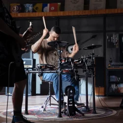 Donner DED-200MAX Elektrisk Trommes�t (5 trommer, 3 b�kken) inkl. trommestol, hovedtelefon m.m.