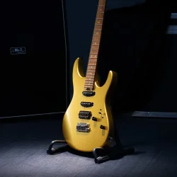 Donner DST-700 Elektrisk Guitar m/HSS-konfiguration inkl. taske (Guld)