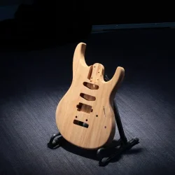 Donner DST-700 Elektrisk Guitar m/HSS-konfiguration inkl. taske (Guld)