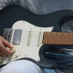 Donner DST-550 Elektrisk Guitar m/HSS-konfiguration inkl. taske (Sort) 