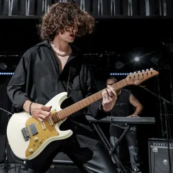 Donner DST-550 Elektrisk Guitar m/SSH-konfiguration inkl. taske (Hvid)