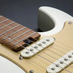 Donner DST-550 Elektrisk Guitar m/SSH-konfiguration inkl. taske (Hvid)