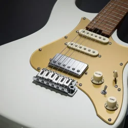 Donner DST-550 Elektrisk Guitar m/SSH-konfiguration inkl. taske (Hvid)