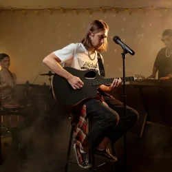 Donner RISING-G1 Rejse St�rrelse Western Guitar inkl. taske &amp; tilbeh�r (Kulfiber-top &amp; Sapele-krop)