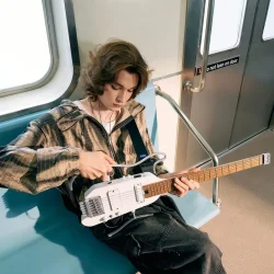 Donner HUSH-X PRO Silent Elektrisk Guitar m/multieffekt og forst�rker inkl. taske &amp; tilbeh�r (Hvid)