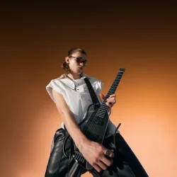 Donner HUSH-X PRO Silent Elektrisk Guitar m/multieffekt og forst�rker inkl. taske &amp; tilbeh�r (Sort) 