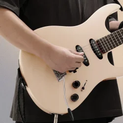 Donner DMT-66 Elektrisk Guitar m/HSS konfiguration inkl. taske &amp; tilbeh�r (Pink)