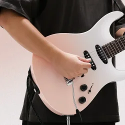Donner DMT-66 Elektrisk Guitar m/HSS konfiguration inkl. taske &amp; tilbeh�r (Pink-White)