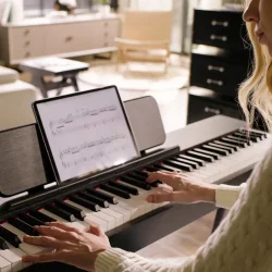 Donner Oura S100 Elektrisk Klaver m/88 v�gtede hammer-action tangenter (satin sort) 