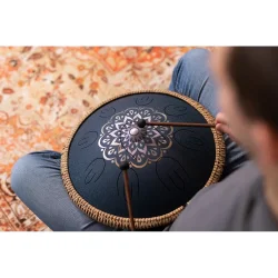Meinl Sonic Energy OSTD2NBE 16" Oktav Steel Tongue Drum (D Amara, laserbehandlet blomsterdesign, marinebl�) inkl. taske &amp; k�ller 
