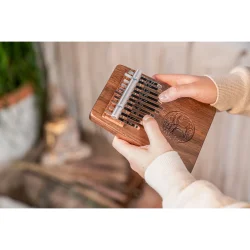 Meinl Sonic Energy KL1001TOL Solid Tree Of Life Kalimba C Dur 10 Noder (Sort Valn�d) inkl. tilbeh�r