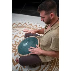 Meinl Sonic Energy OSTD4DGE Octave Steel Tongue Drum (f#-mol, 9 toner, 432 Hz, m�rkegr�n, blomsterdesign) inkl. tilbeh�r 