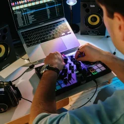 Hercules DJControl Inpulse 200 MK3 Kompakt 2-deck DJ Controller (Begynder Controller)  