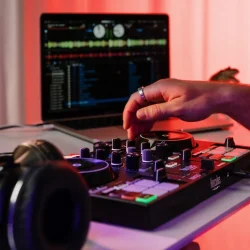 Hercules DJControl Inpulse 200 MK3 Kompakt 2-deck DJ Controller (Begynder Controller)  