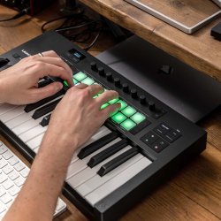 Novation Launchkey 25 MK4 The Creative Controller DAW-controller (25 tangenter, 16 pads)
